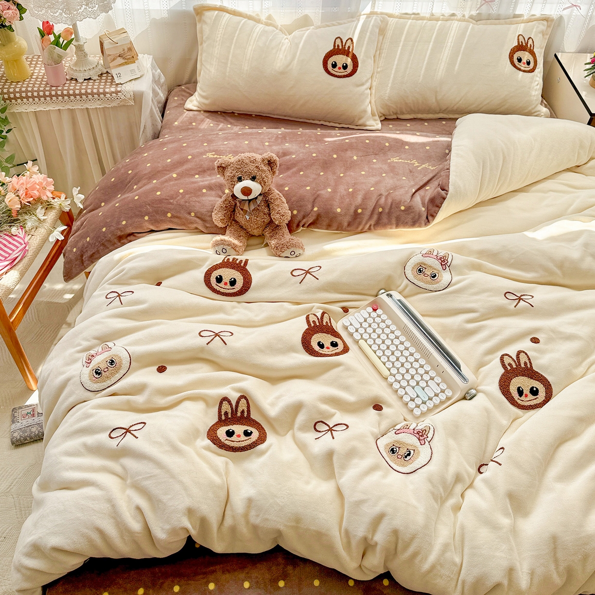 KT猫直营店 2025新款高克重大版毛巾绣牛奶绒卡通四件套 蝴蝶结布布