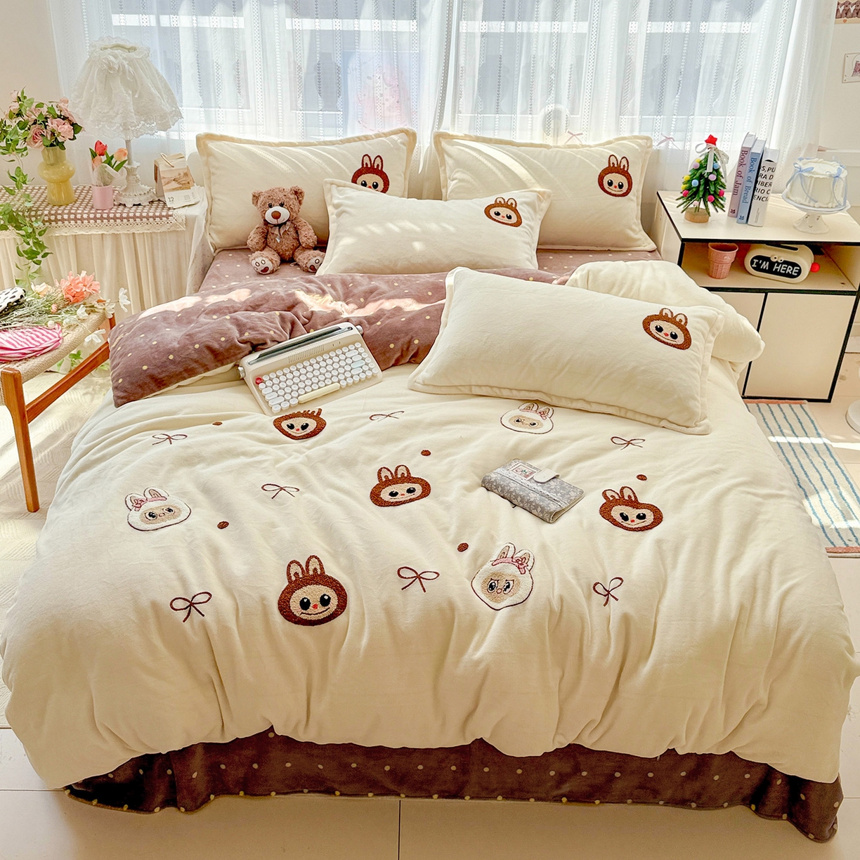 91家纺网 家纺一手货源 找家纺 KT猫直营店 2025新款高克重大版毛巾绣牛奶绒卡通四件套 蝴蝶结布布