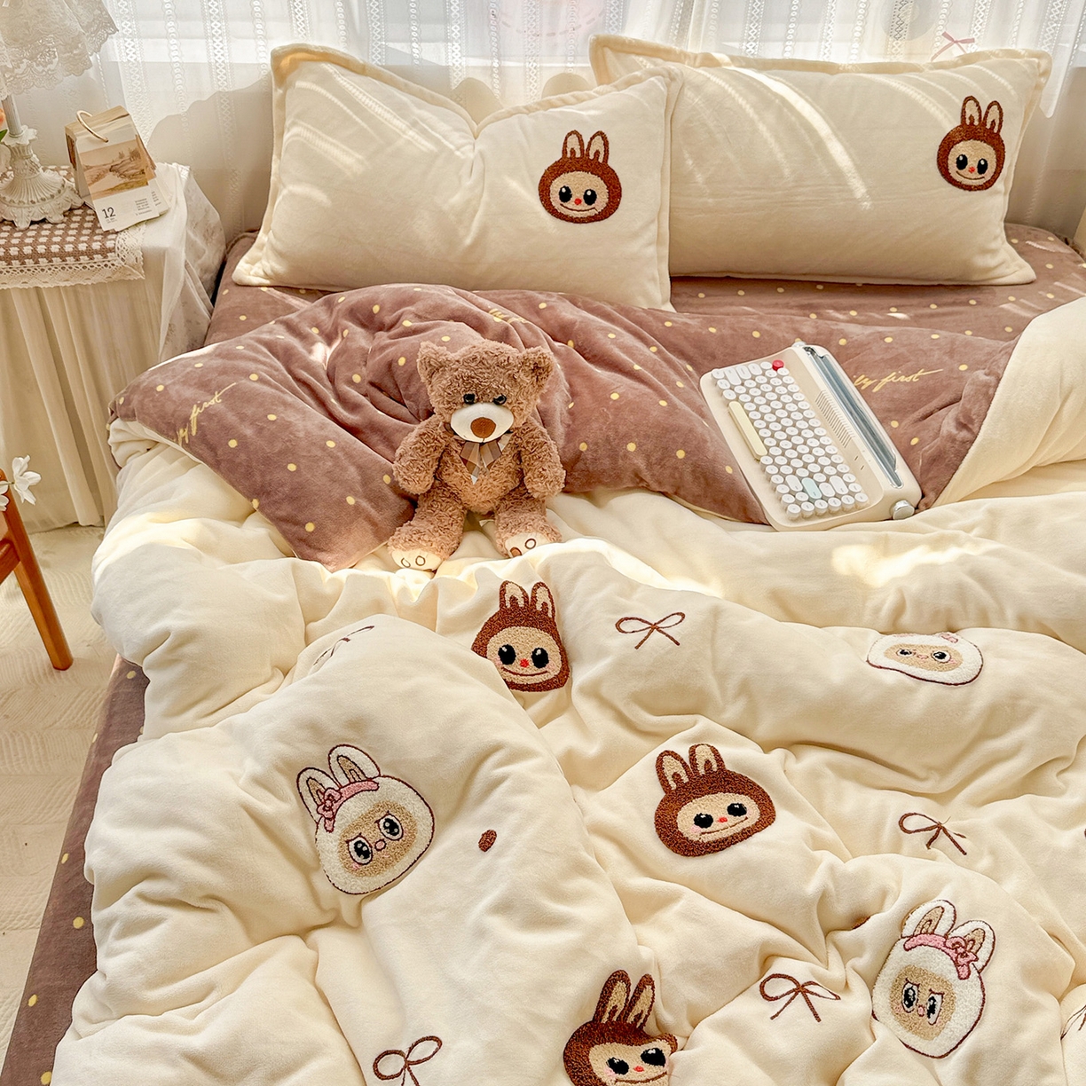 91家纺网 家纺一手货源 找家纺 KT猫直营店 2025新款高克重大版毛巾绣牛奶绒卡通四件套 蝴蝶结布布