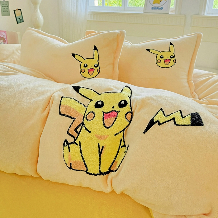 91家纺网 家纺一手货源 找家纺 KT猫直营店 2025新款高克重大毛巾绣牛奶绒卡通四件套 精灵皮卡