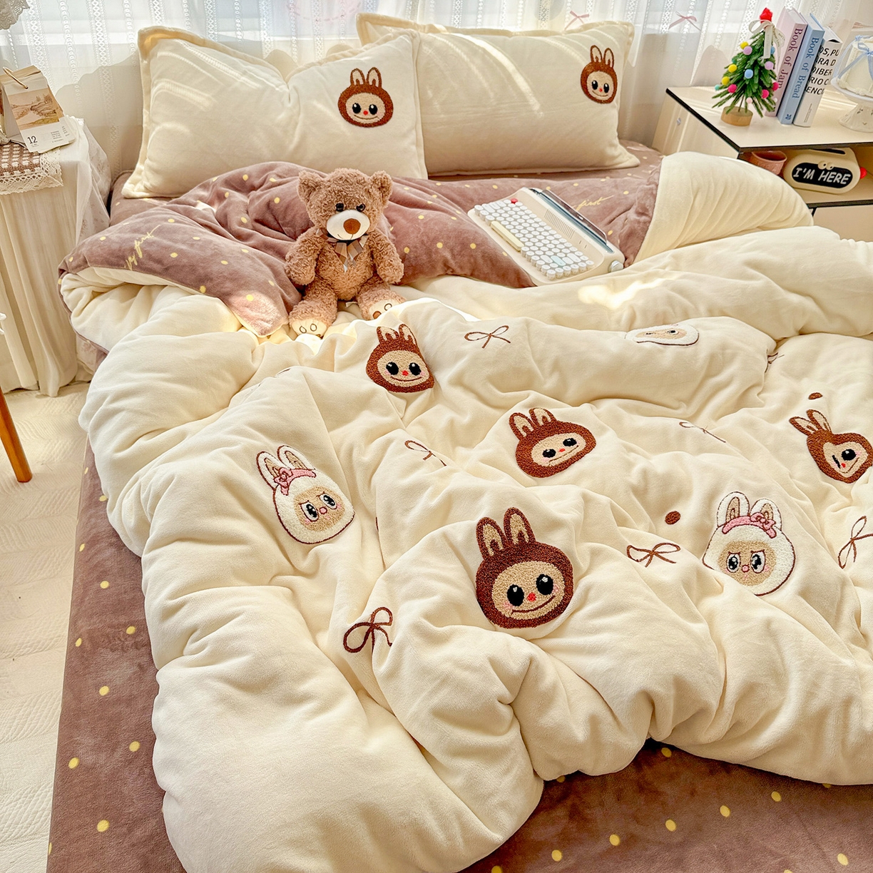 91家纺网 家纺一手货源 找家纺 KT猫直营店 2025新款高克重大版毛巾绣牛奶绒卡通四件套 蝴蝶结布布