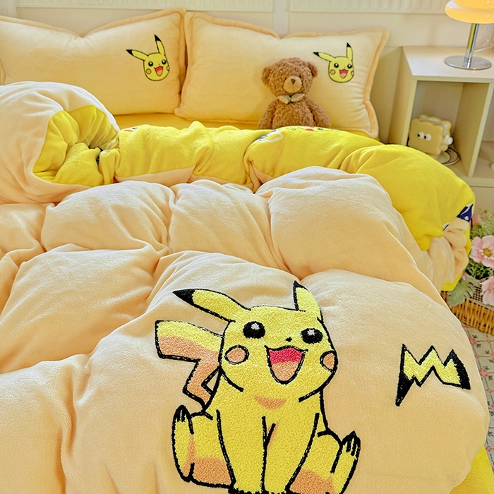 91家纺网 家纺一手货源 找家纺 KT猫直营店 2025新款高克重大毛巾绣牛奶绒卡通四件套 精灵皮卡