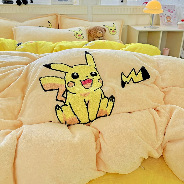 91家纺网 家纺一手货源 找家纺 KT猫直营店 2025新款高克重大毛巾绣牛奶绒卡通四件套 精灵皮卡