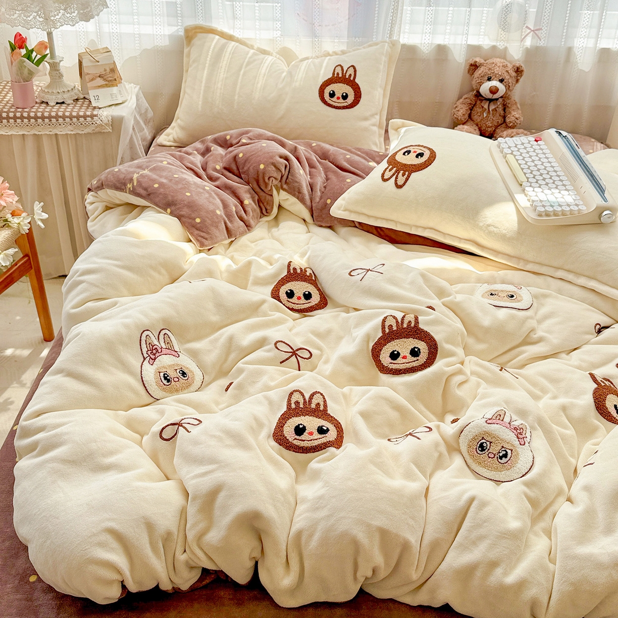 91家纺网 家纺一手货源 找家纺 KT猫直营店 2025新款高克重大版毛巾绣牛奶绒卡通四件套 蝴蝶结布布