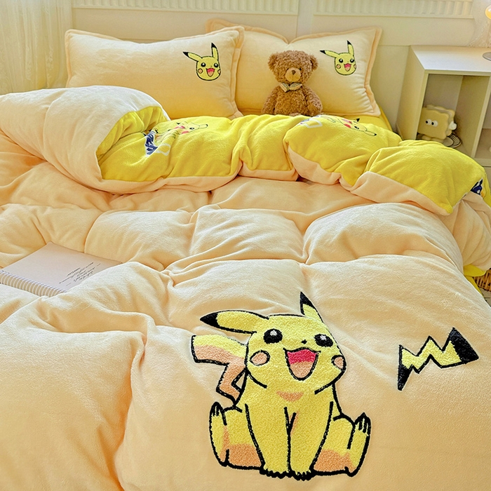 91家纺网 家纺一手货源 找家纺 KT猫直营店 2025新款高克重大毛巾绣牛奶绒卡通四件套 精灵皮卡