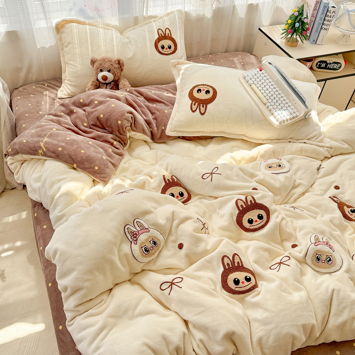 91家纺网 家纺一手货源 找家纺 KT猫直营店 2025新款高克重大版毛巾绣牛奶绒卡通四件套 蝴蝶结布布