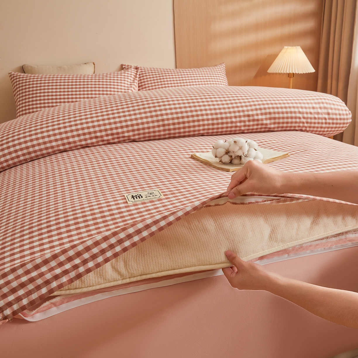 91家纺网 家纺一手货源 找家纺 逸居家纺  2025新款A类可拆洗水洗棉棉花被冬被 橘红小格