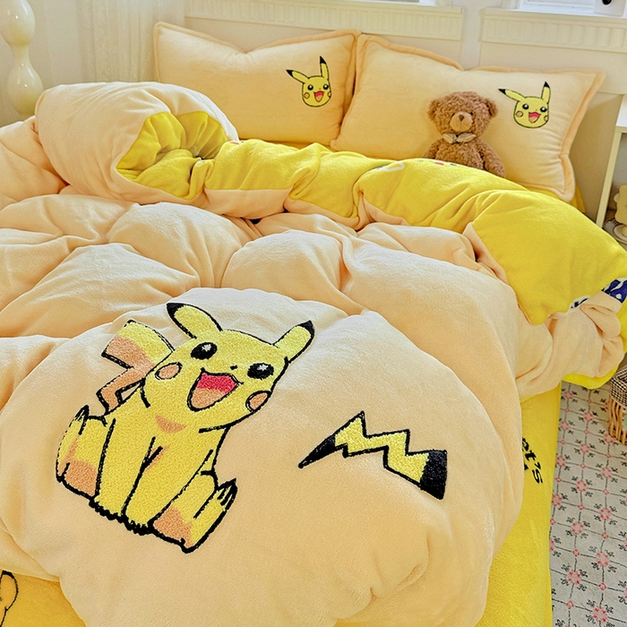 91家纺网 家纺一手货源 找家纺 KT猫直营店 2025新款高克重大毛巾绣牛奶绒卡通四件套 精灵皮卡