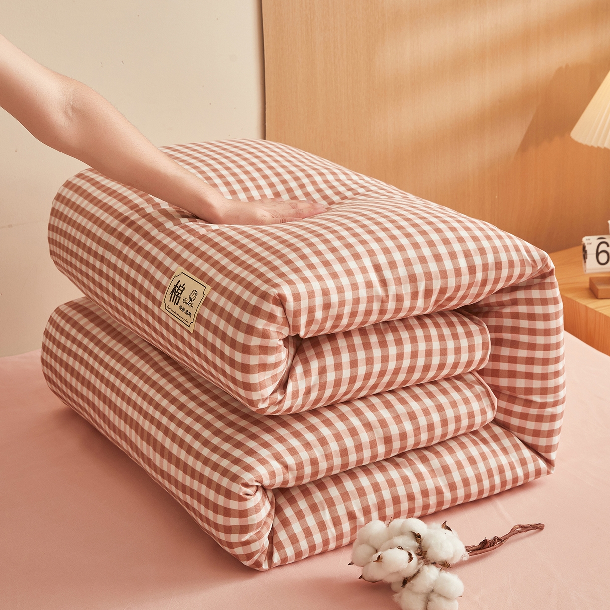91家纺网 家纺一手货源 找家纺 逸居家纺  2025新款A类可拆洗水洗棉棉花被冬被 橘红小格