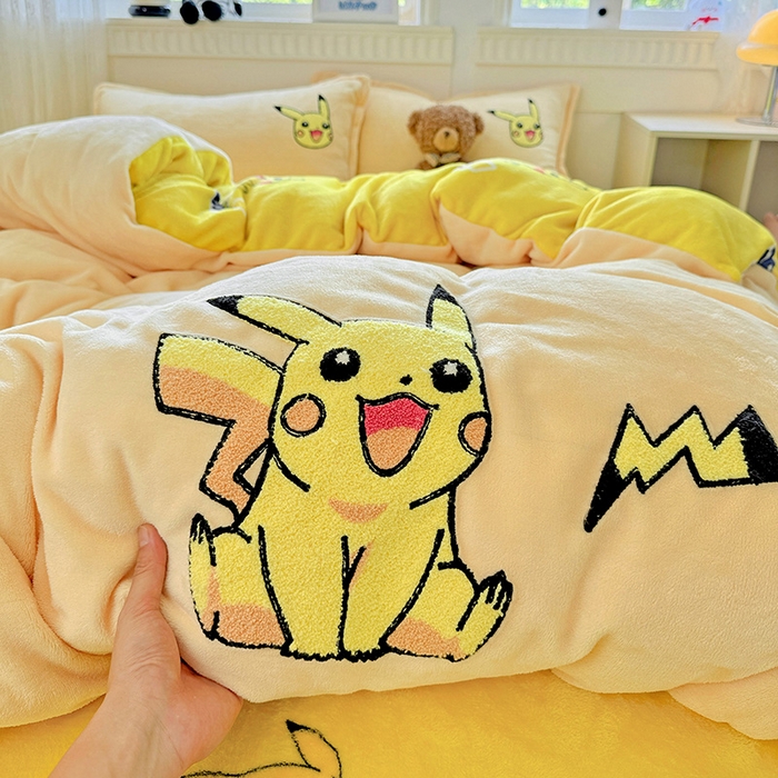 91家纺网 家纺一手货源 找家纺 KT猫直营店 2025新款高克重大毛巾绣牛奶绒卡通四件套 精灵皮卡