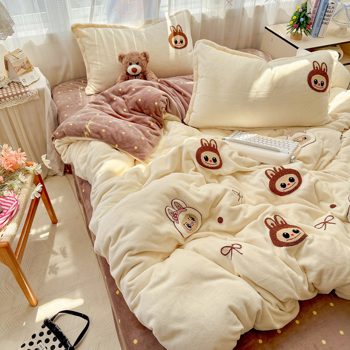 91家纺网 家纺一手货源 找家纺 KT猫直营店 2025新款高克重大版毛巾绣牛奶绒卡通四件套 蝴蝶结布布