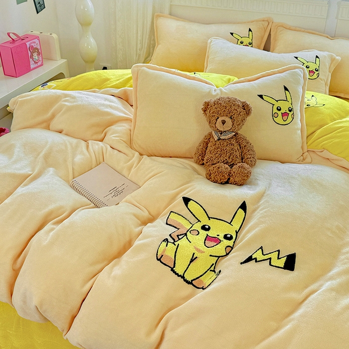 91家纺网 家纺一手货源 找家纺 KT猫直营店 2025新款高克重大毛巾绣牛奶绒卡通四件套 精灵皮卡