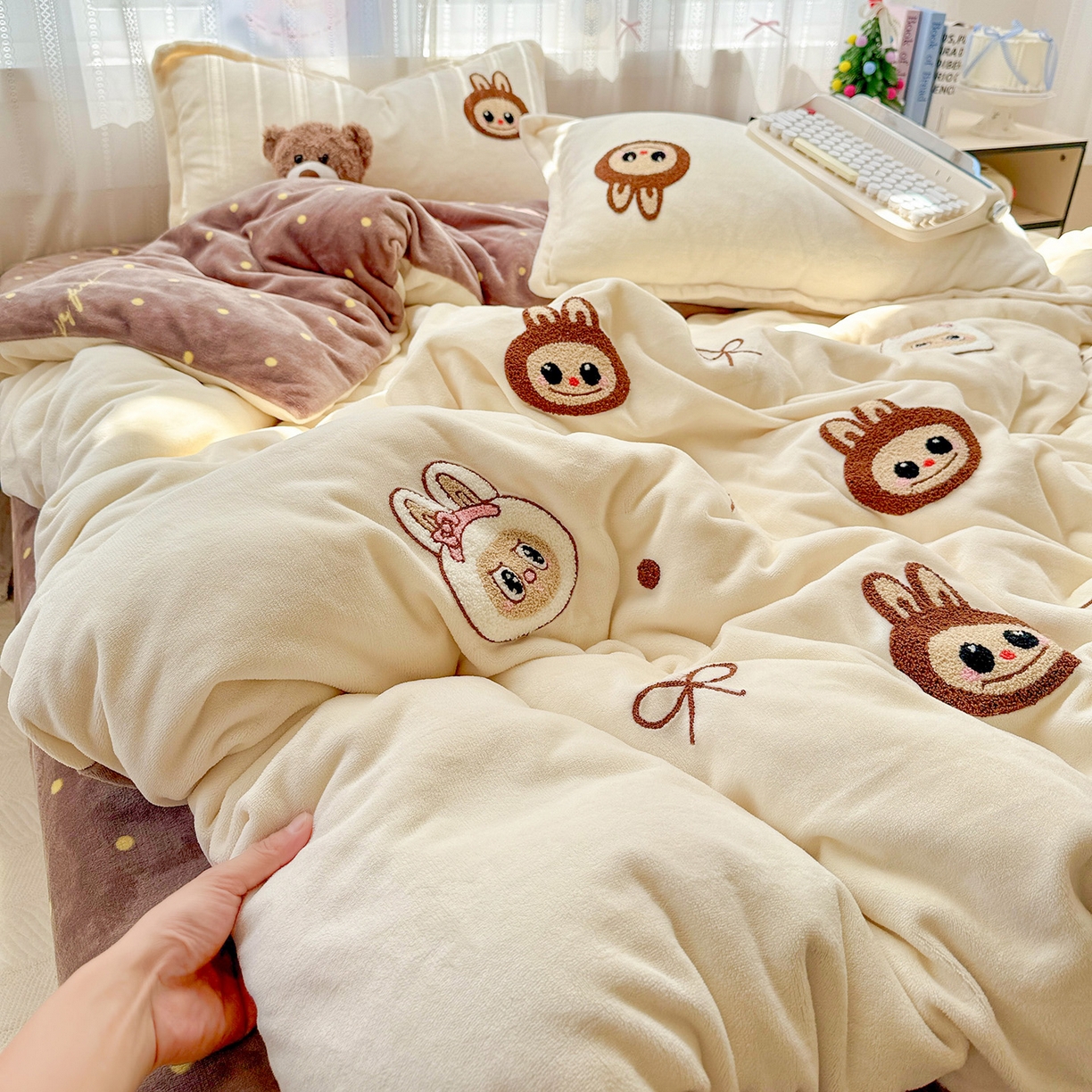 91家纺网 家纺一手货源 找家纺 KT猫直营店 2025新款高克重大版毛巾绣牛奶绒卡通四件套 蝴蝶结布布