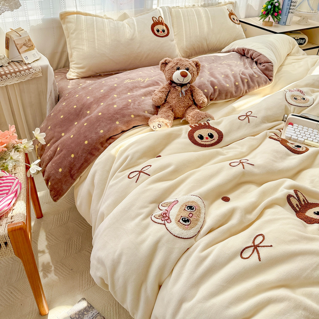 91家纺网 家纺一手货源 找家纺 KT猫直营店 2025新款高克重大版毛巾绣牛奶绒卡通四件套 蝴蝶结布布