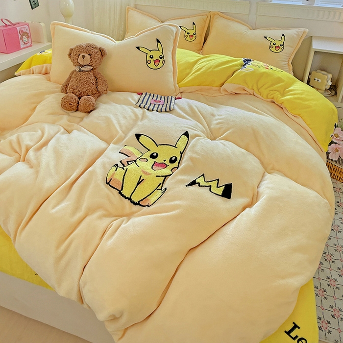 91家纺网 家纺一手货源 找家纺 KT猫直营店 2025新款高克重大毛巾绣牛奶绒卡通四件套 精灵皮卡