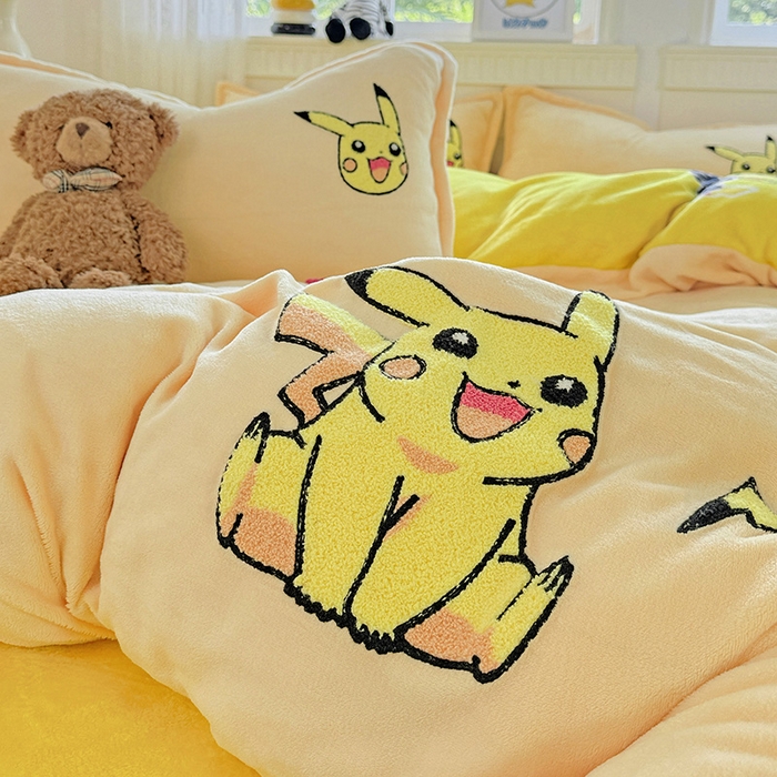 91家纺网 家纺一手货源 找家纺 KT猫直营店 2025新款高克重大毛巾绣牛奶绒卡通四件套 精灵皮卡