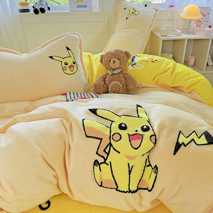 91家纺网 家纺一手货源 找家纺 KT猫直营店 2025新款高克重大毛巾绣牛奶绒卡通四件套 精灵皮卡