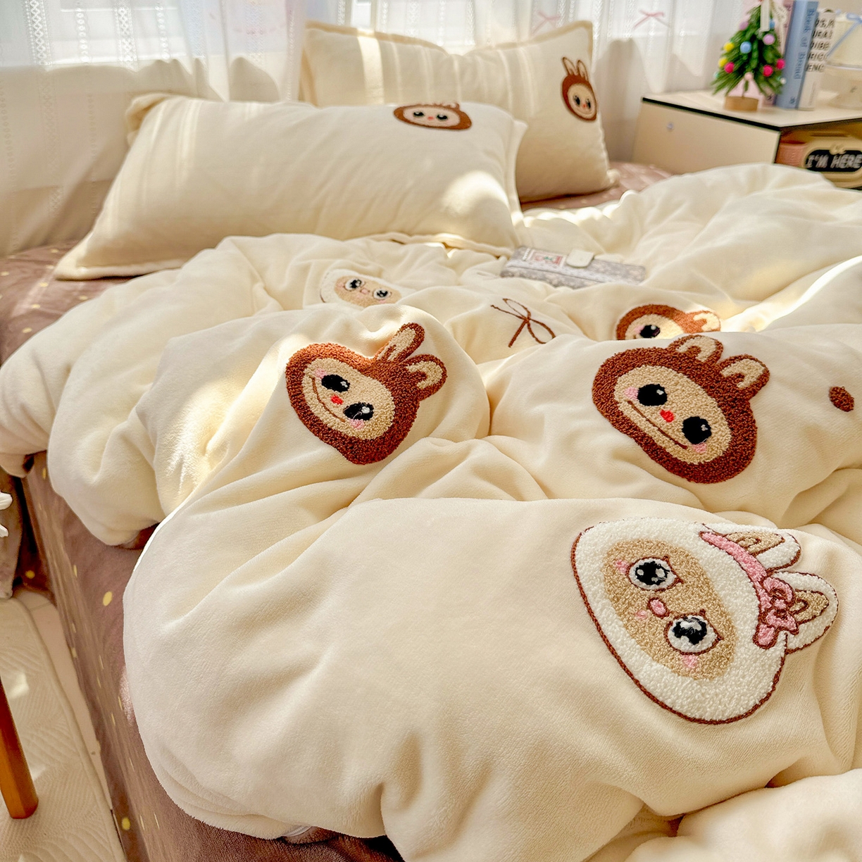 91家纺网 家纺一手货源 找家纺 KT猫直营店 2025新款高克重大版毛巾绣牛奶绒卡通四件套 蝴蝶结布布