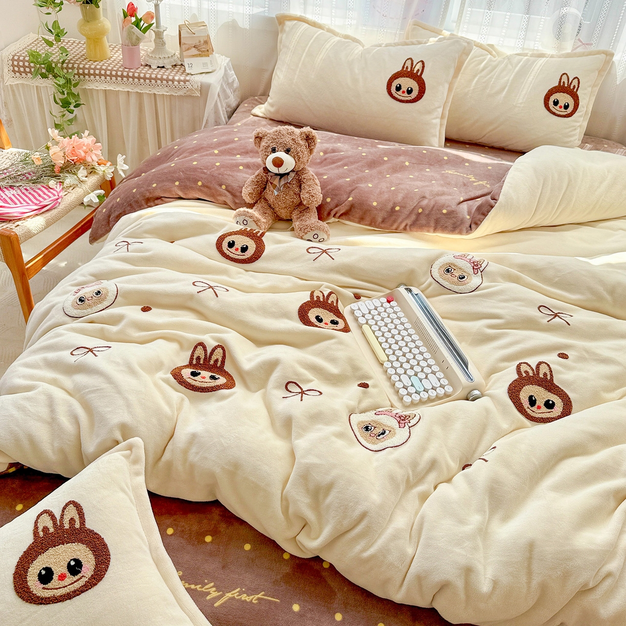 91家纺网 家纺一手货源 找家纺 KT猫直营店 2025新款高克重大版毛巾绣牛奶绒卡通四件套 蝴蝶结布布