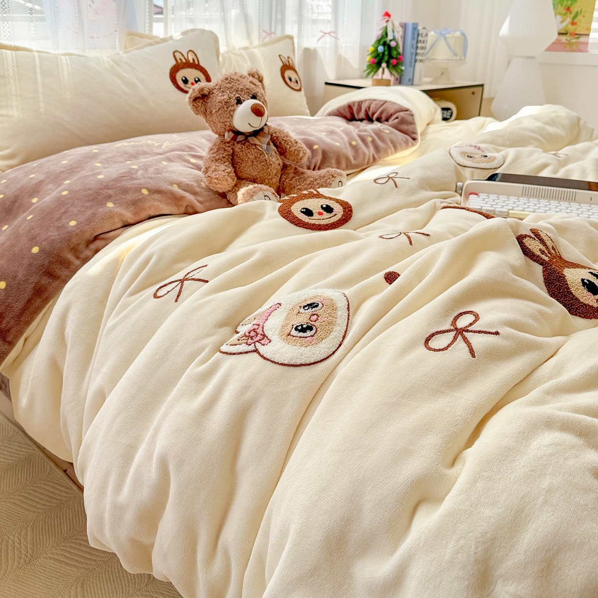 91家纺网 家纺一手货源 找家纺 KT猫直营店 2025新款高克重大版毛巾绣牛奶绒卡通四件套 蝴蝶结布布