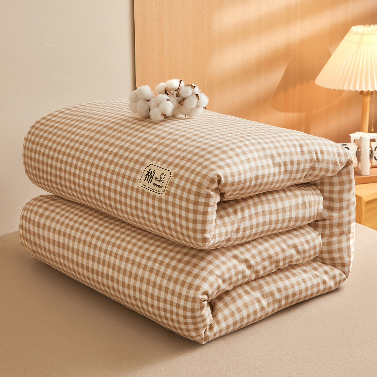 91家纺网 家纺一手货源 找家纺 逸居家纺  2025新款A类可拆洗水洗棉棉花被冬被 咖小格