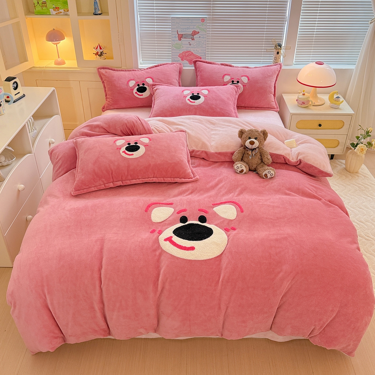 91家纺网 家纺一手货源 找家纺 KT猫直营店 2025新款高克重大版毛巾绣牛奶绒卡通四件套 欢乐熊