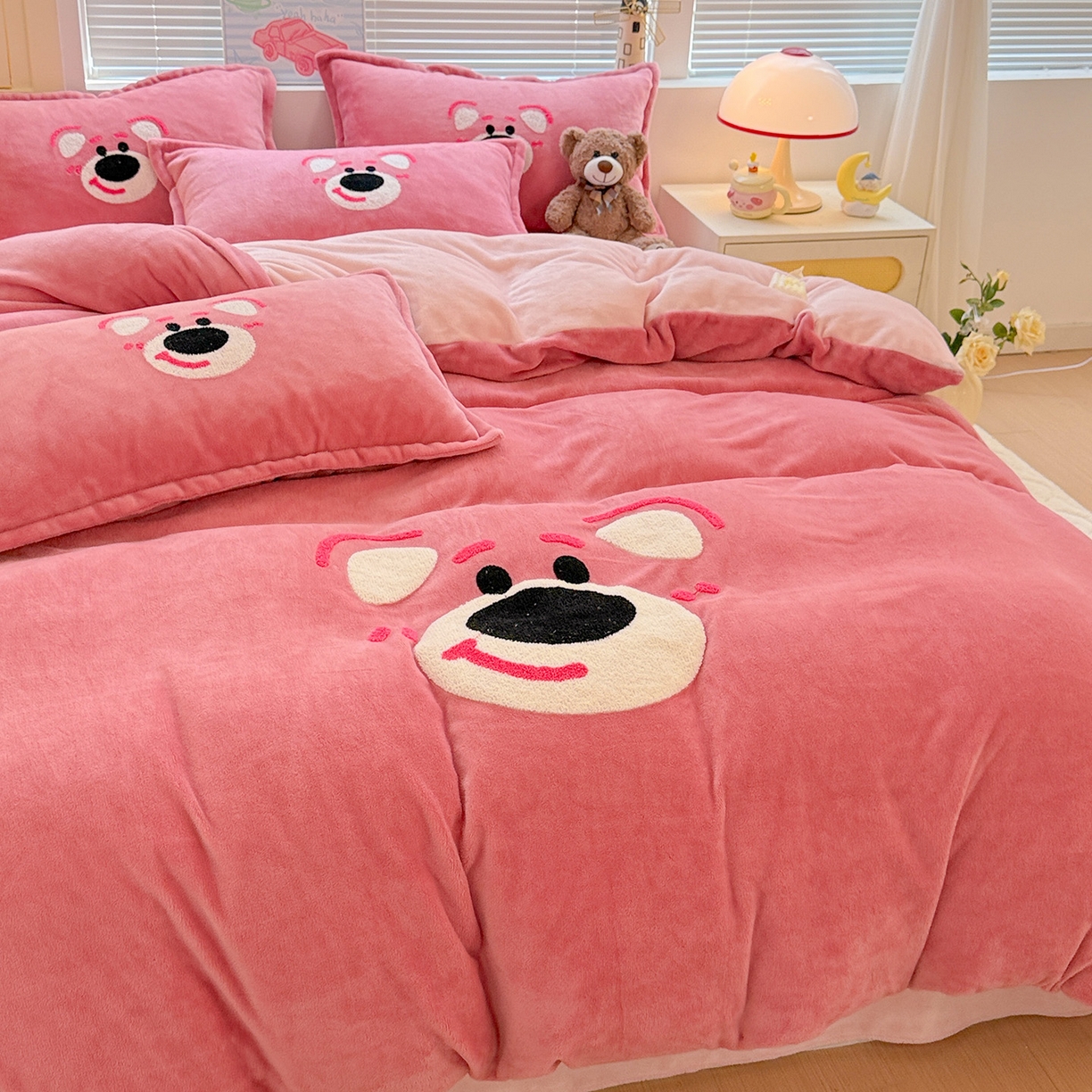 91家纺网 家纺一手货源 找家纺 KT猫直营店 2025新款高克重大版毛巾绣牛奶绒卡通四件套 欢乐熊