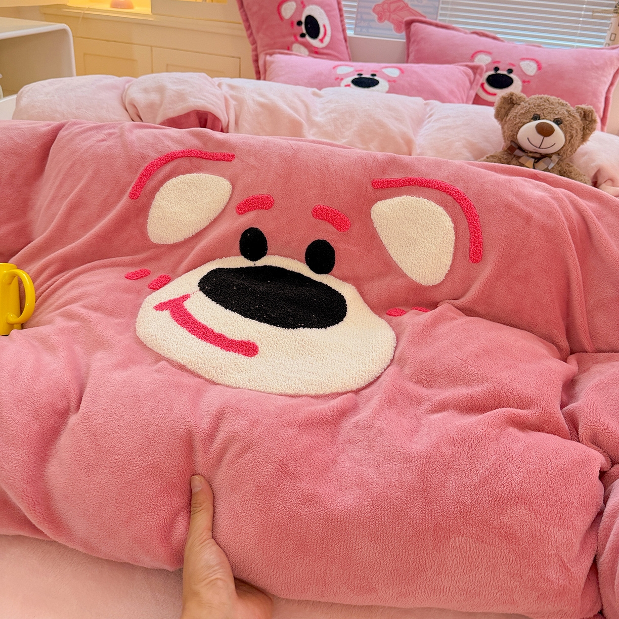 91家纺网 家纺一手货源 找家纺 KT猫直营店 2025新款高克重大版毛巾绣牛奶绒卡通四件套 欢乐熊