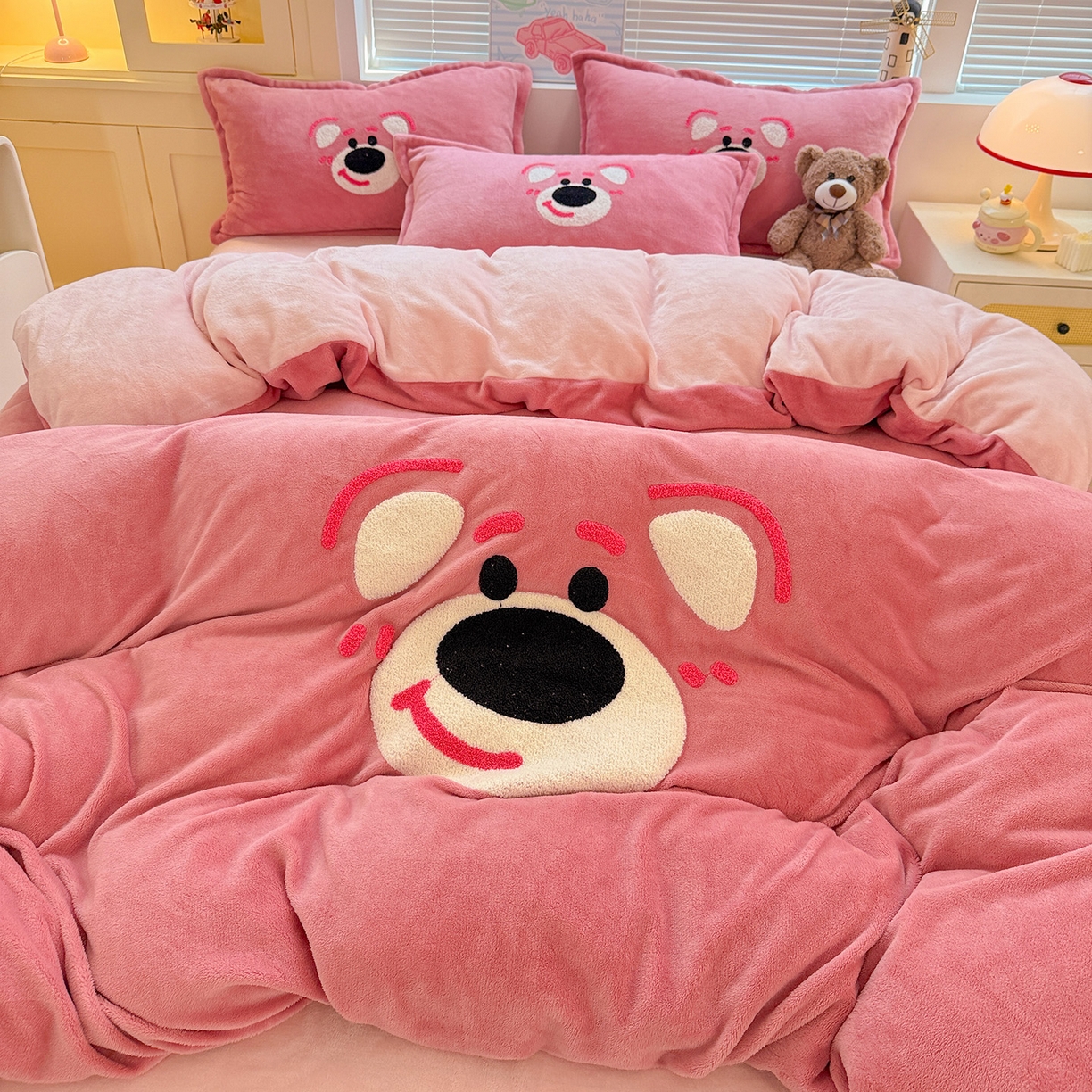 91家纺网 家纺一手货源 找家纺 KT猫直营店 2025新款高克重大版毛巾绣牛奶绒卡通四件套 欢乐熊