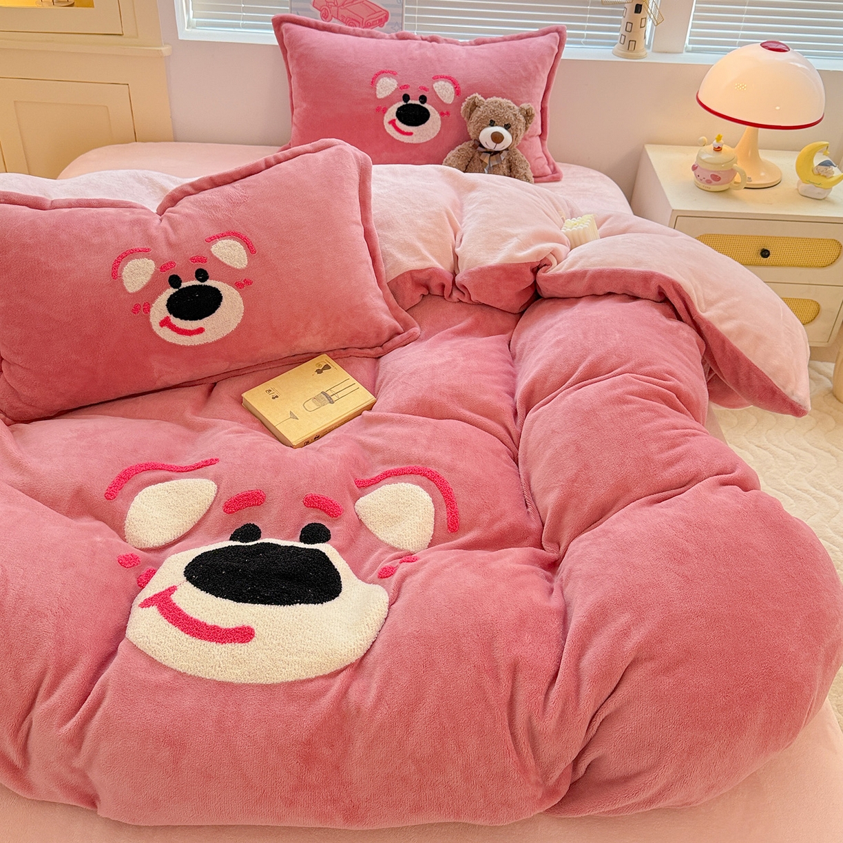 91家纺网 家纺一手货源 找家纺 KT猫直营店 2025新款高克重大版毛巾绣牛奶绒卡通四件套 欢乐熊