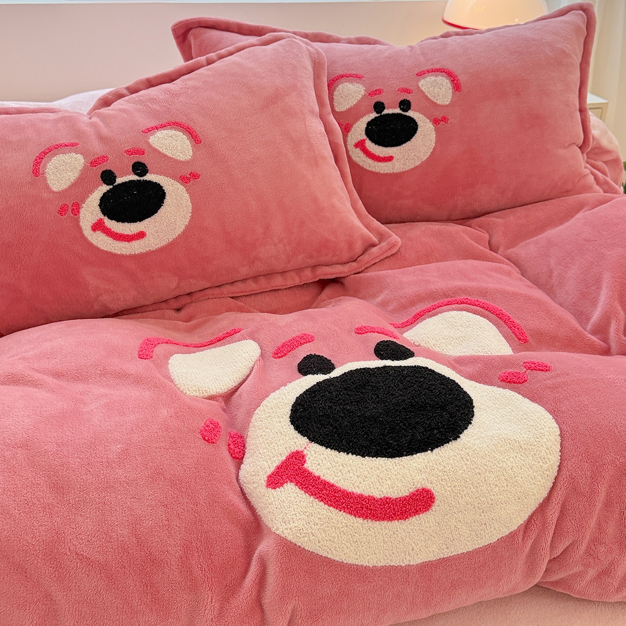 91家纺网 家纺一手货源 找家纺 KT猫直营店 2025新款高克重大版毛巾绣牛奶绒卡通四件套 欢乐熊