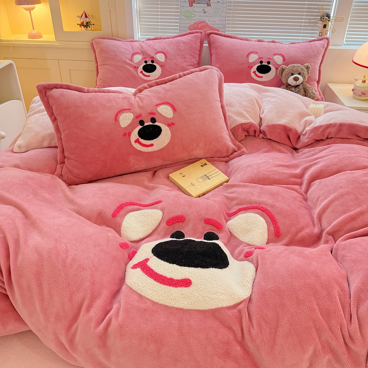 91家纺网 家纺一手货源 找家纺 KT猫直营店 2025新款高克重大版毛巾绣牛奶绒卡通四件套 欢乐熊