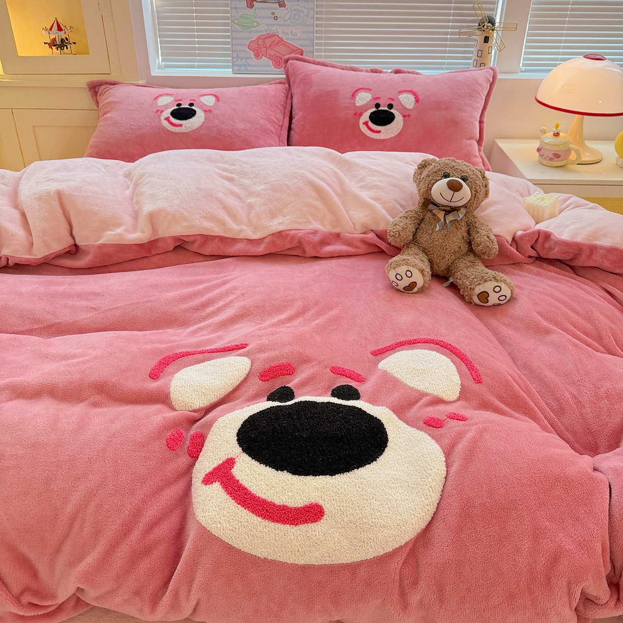 91家纺网 家纺一手货源 找家纺 KT猫直营店 2025新款高克重大版毛巾绣牛奶绒卡通四件套 欢乐熊