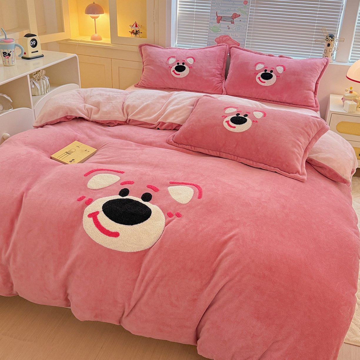 91家纺网 家纺一手货源 找家纺 KT猫直营店 2025新款高克重大版毛巾绣牛奶绒卡通四件套 欢乐熊