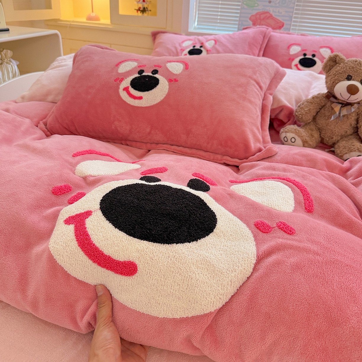 91家纺网 家纺一手货源 找家纺 KT猫直营店 2025新款高克重大版毛巾绣牛奶绒卡通四件套 欢乐熊