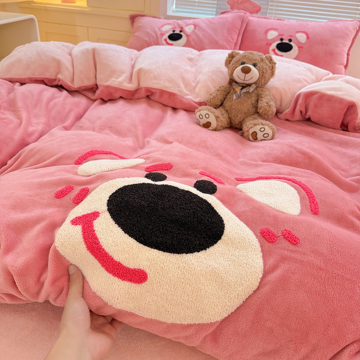 91家纺网 家纺一手货源 找家纺 KT猫直营店 2025新款高克重大版毛巾绣牛奶绒卡通四件套 欢乐熊