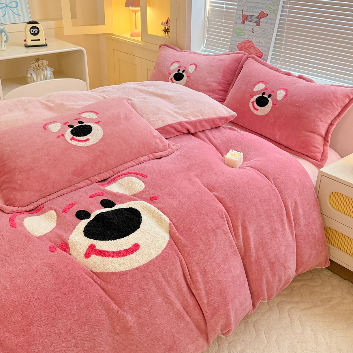 91家纺网 家纺一手货源 找家纺 KT猫直营店 2025新款高克重大版毛巾绣牛奶绒卡通四件套 欢乐熊