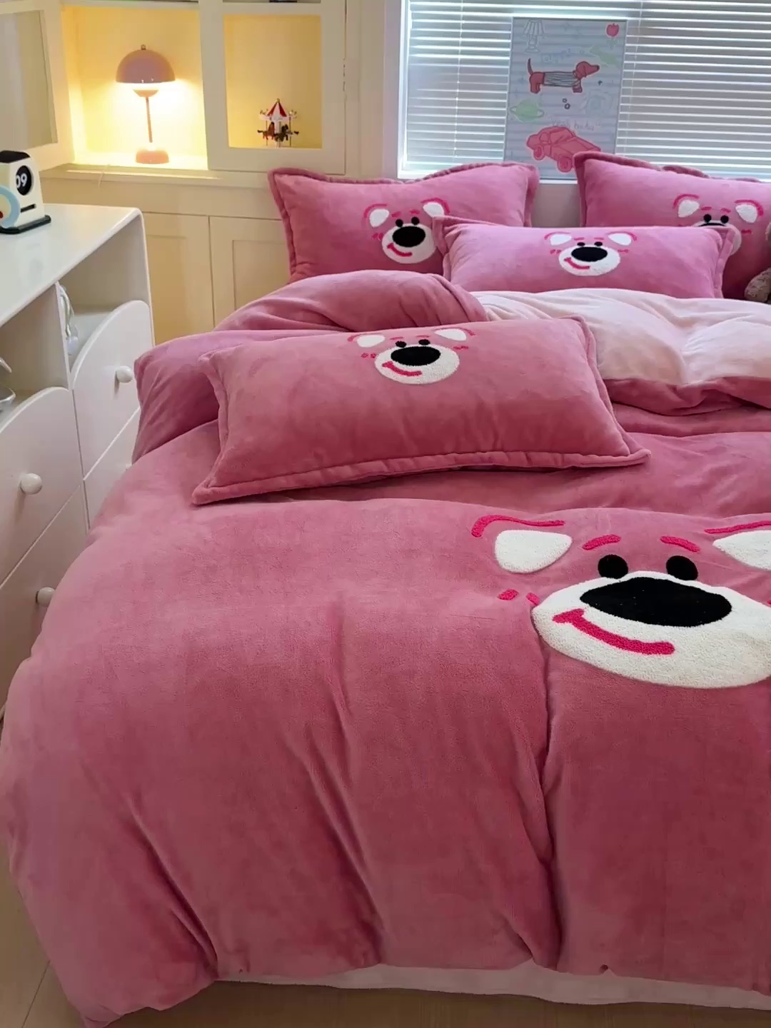 91家纺网 家纺一手货源 找家纺 KT猫直营店 2025新款高克重大版毛巾绣牛奶绒卡通四件套 欢乐熊