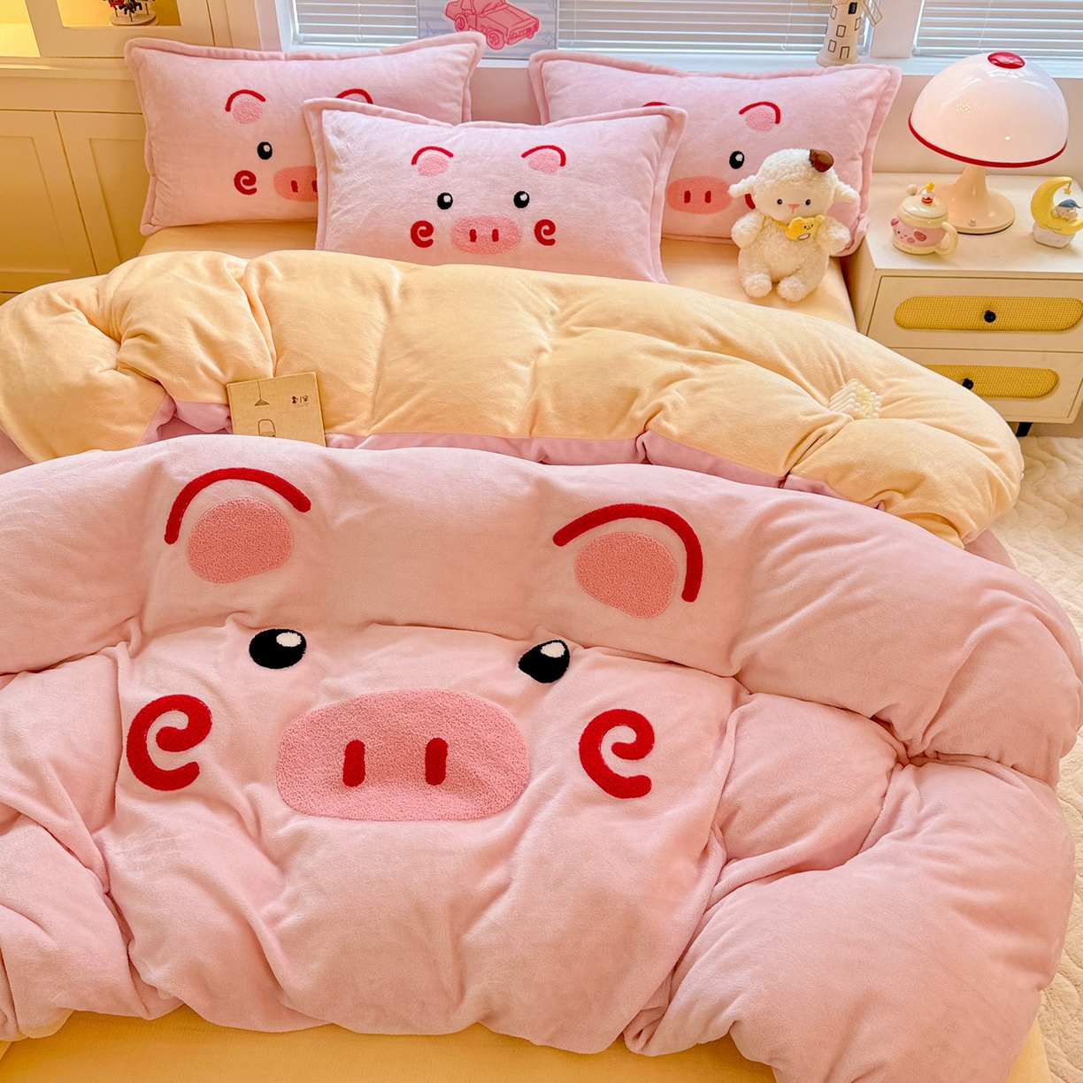 KT猫直营店 2025新款高克重大版毛巾绣牛奶绒卡通四件套 开心卷卷猪