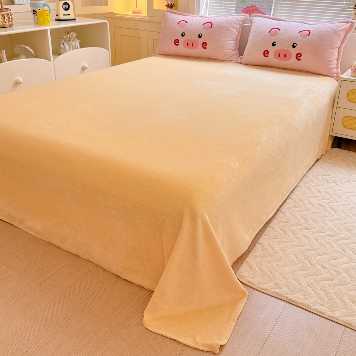 91家纺网 家纺一手货源 找家纺 KT猫直营店 2025新款高克重大版毛巾绣牛奶绒卡通四件套 开心卷卷猪