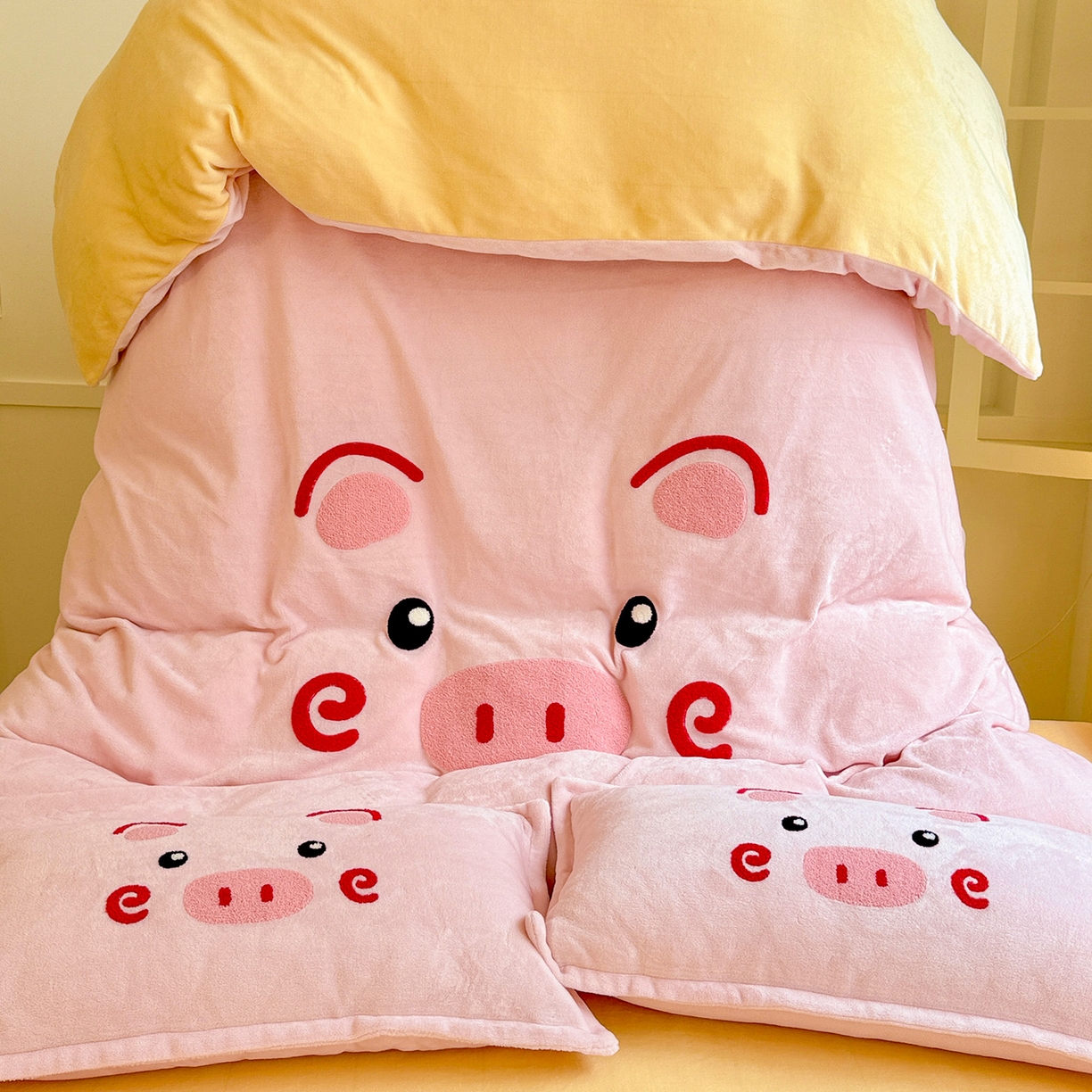 91家纺网 家纺一手货源 找家纺 KT猫直营店 2025新款高克重大版毛巾绣牛奶绒卡通四件套 开心卷卷猪