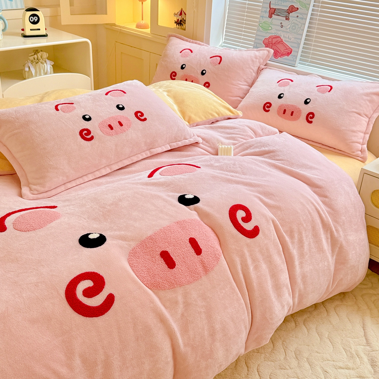 91家纺网 家纺一手货源 找家纺 KT猫直营店 2025新款高克重大版毛巾绣牛奶绒卡通四件套 开心卷卷猪