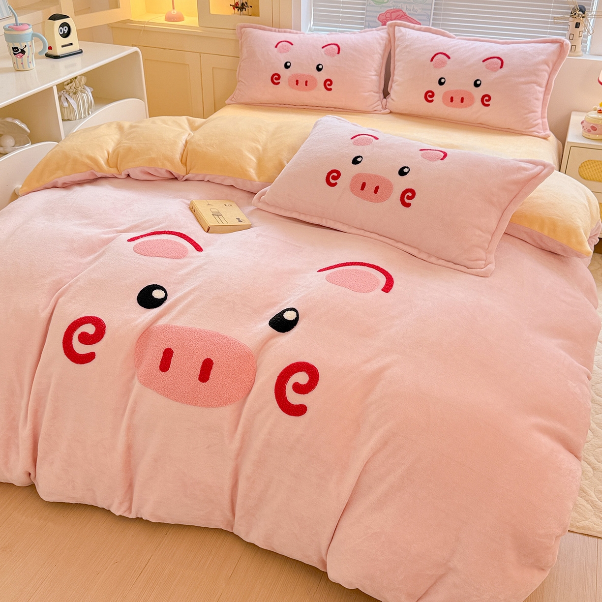 91家纺网 家纺一手货源 找家纺 KT猫直营店 2025新款高克重大版毛巾绣牛奶绒卡通四件套 开心卷卷猪