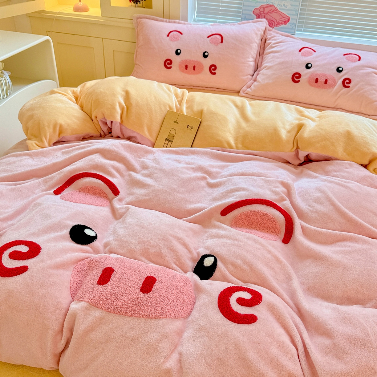 91家纺网 家纺一手货源 找家纺 KT猫直营店 2025新款高克重大版毛巾绣牛奶绒卡通四件套 开心卷卷猪