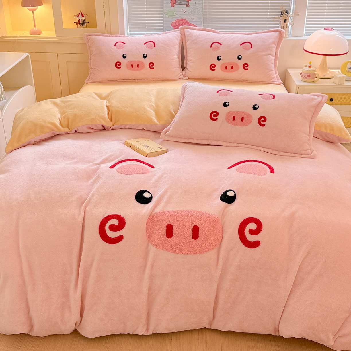 91家纺网 家纺一手货源 找家纺 KT猫直营店 2025新款高克重大版毛巾绣牛奶绒卡通四件套 开心卷卷猪