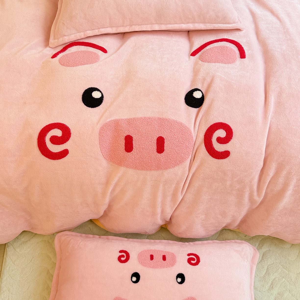 91家纺网 家纺一手货源 找家纺 KT猫直营店 2025新款高克重大版毛巾绣牛奶绒卡通四件套 开心卷卷猪