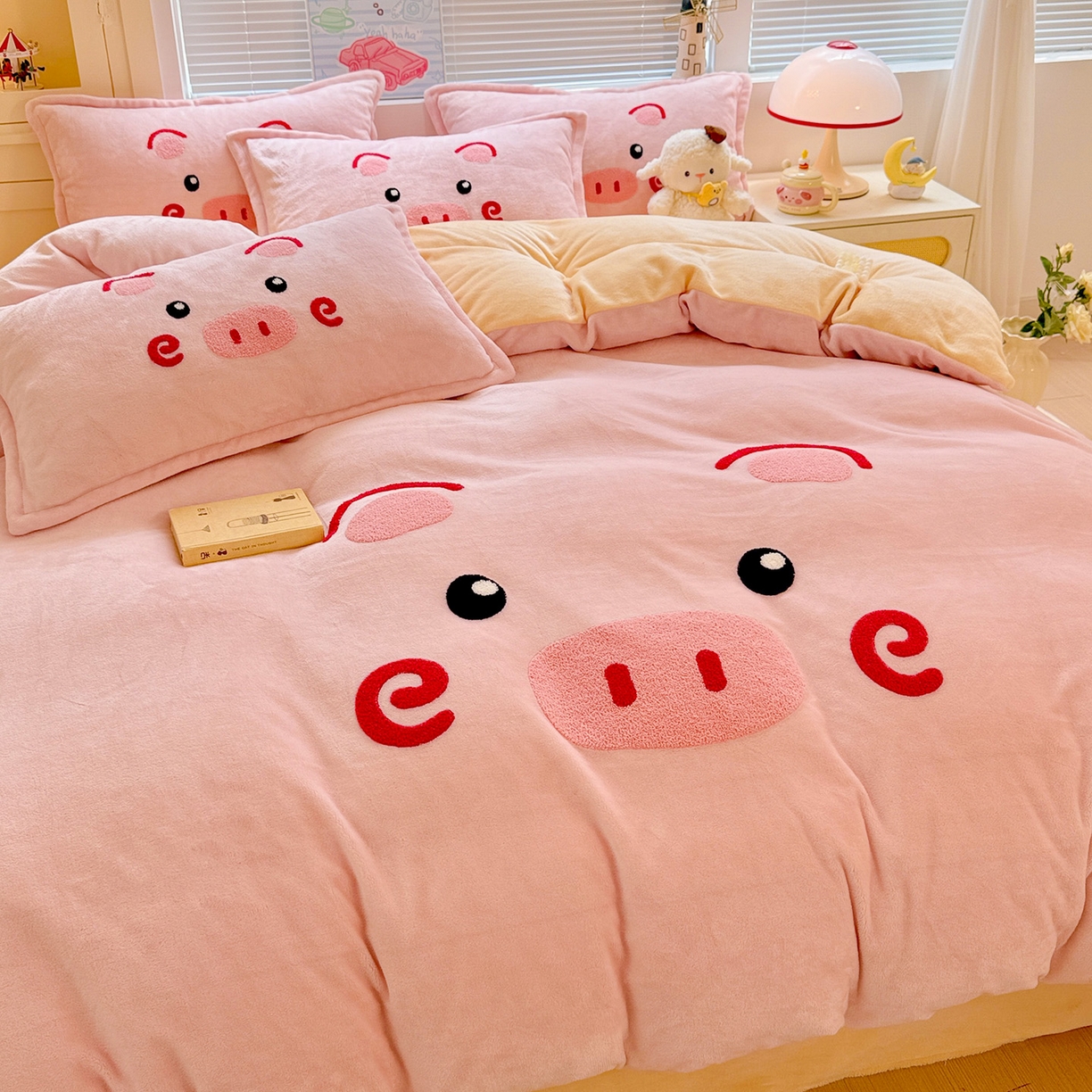 91家纺网 家纺一手货源 找家纺 KT猫直营店 2025新款高克重大版毛巾绣牛奶绒卡通四件套 开心卷卷猪