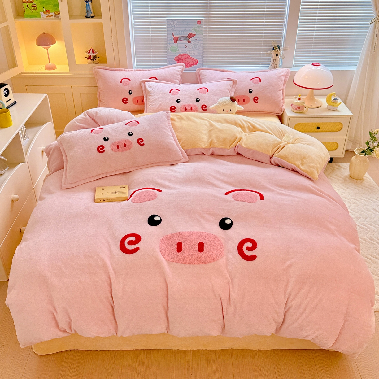 91家纺网 家纺一手货源 找家纺 KT猫直营店 2025新款高克重大版毛巾绣牛奶绒卡通四件套 开心卷卷猪