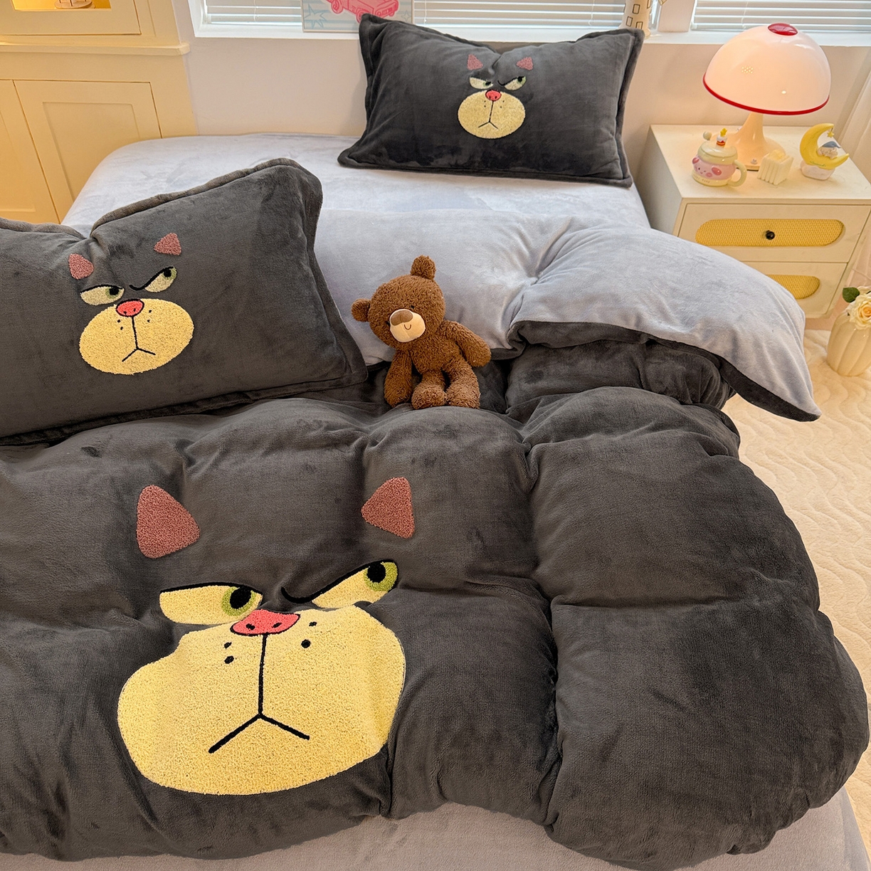 91家纺网 家纺一手货源 找家纺 KT猫直营店 2025新款高克重大版毛巾绣牛奶绒卡通四件套 怒喵大王