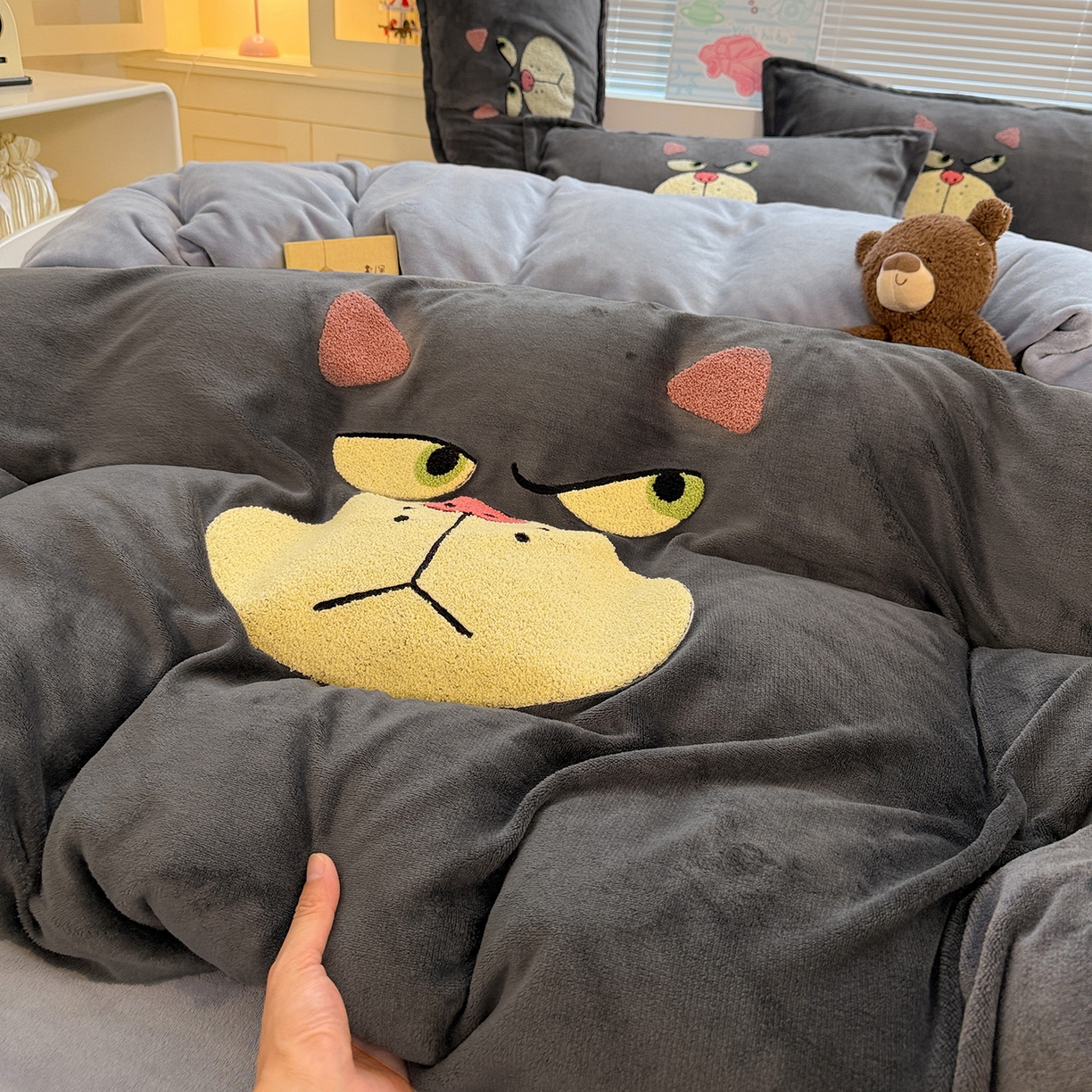 91家纺网 家纺一手货源 找家纺 KT猫直营店 2025新款高克重大版毛巾绣牛奶绒卡通四件套 怒喵大王